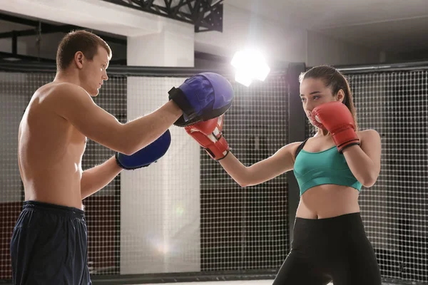 Entrenamiento de boxeador femenino con entrenador —  Fotos de Stock
