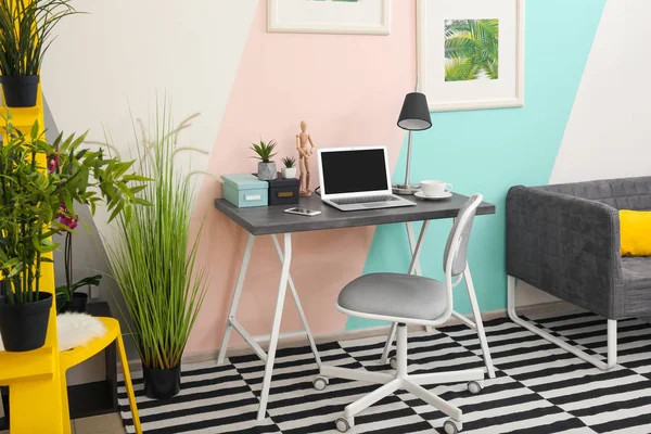 Werkplek Met Laptop Interieur Van Prachtige Moderne Kamer — Stockfoto