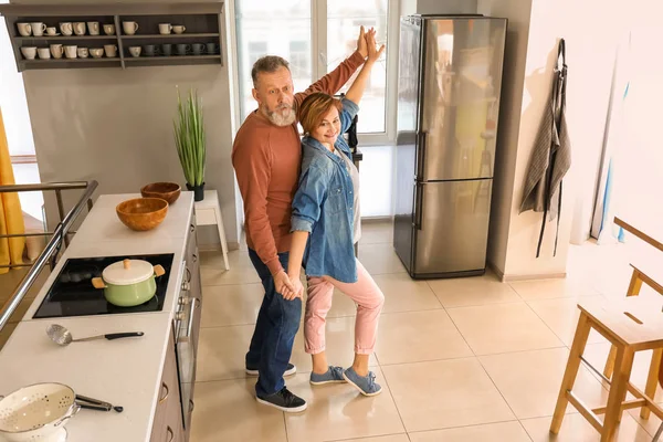 Mutfakta dans mutlu olgun çift