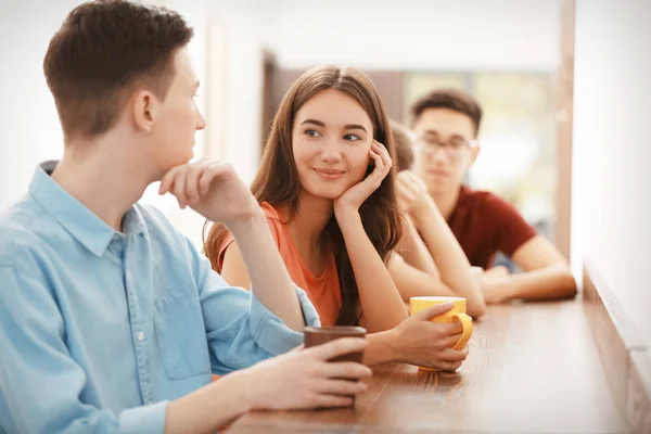 Adolescentes guays en la cafetería —  Fotos de Stock