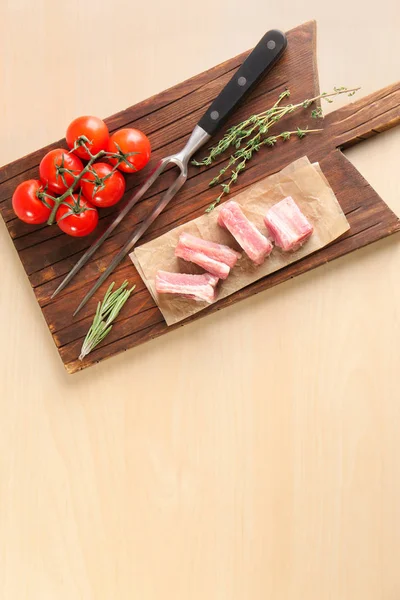 Wooden Board Fresh Raw Ribs Light Background — Stock Photo, Image