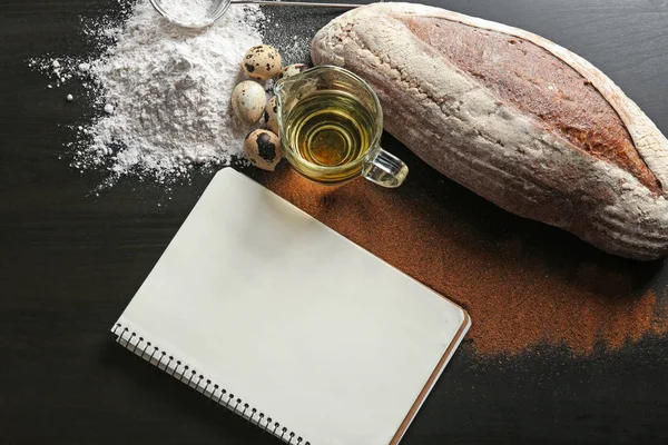 Notizbuch Mit Zutaten Und Selbstgebackenem Brot Auf Dunklem Hintergrund — Stockfoto