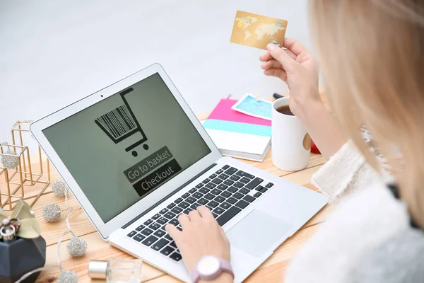 Jonge Vrouw Met Credit Card Laptop Online Winkelen Concept — Stockfoto