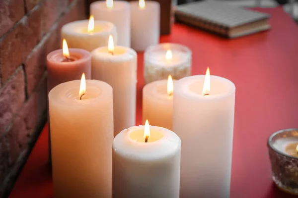 Molte Candele Accese Sul Tavolo Legno — Foto Stock