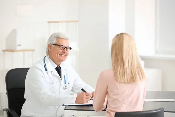 Male doctor consulting patient — Stock Photo, Image