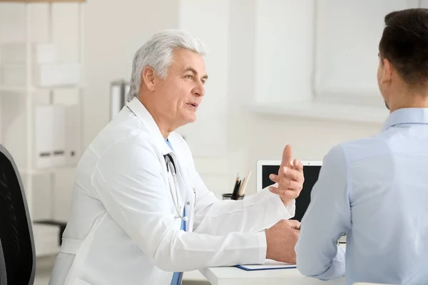 Doctor consulting patient — Stock Photo, Image