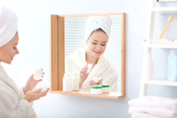 Jeune Belle Femme Utilisant Crème Devant Miroir Intérieur — Photo