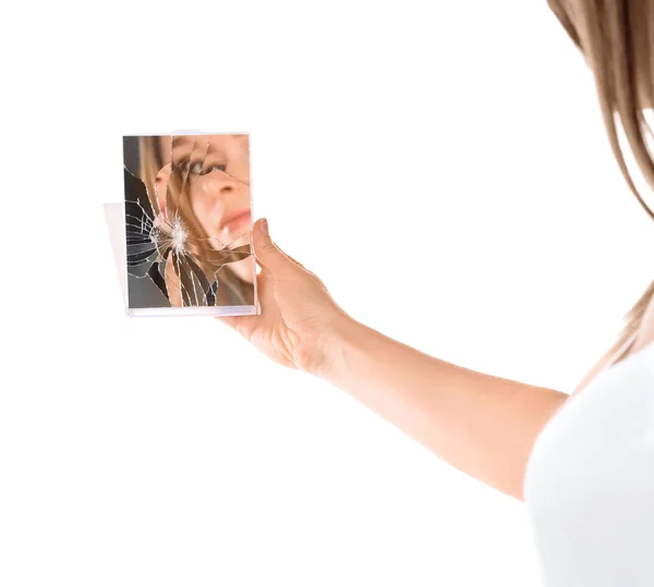 Giovane Bella Donna Guardando Specchio Rotto Contro Sfondo Bianco — Foto Stock