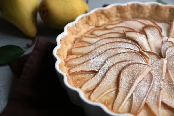 Piatto Cottura Con Gustosa Crostata Pere Sul Tavolo — Foto Stock