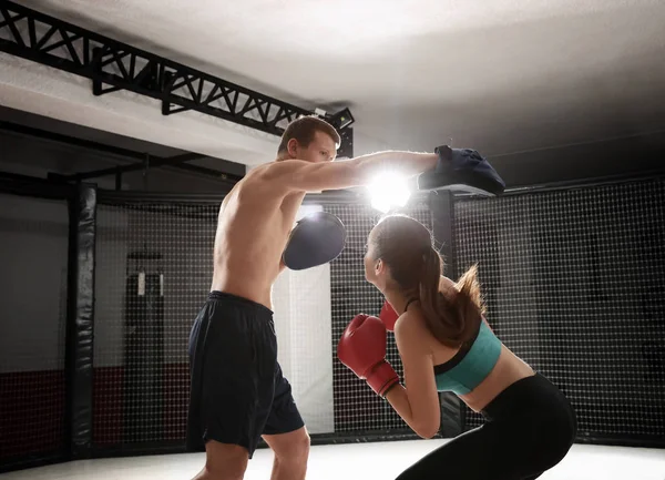 Entrenamiento de boxeador femenino con entrenador — Foto de Stock