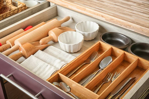 Çatal bıçak takımı ve mutfak eşyaları çekmecede kümesi