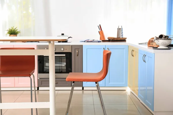 明亮的现代厨房内部与桌和椅子 — 图库照片