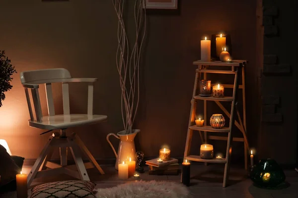 Acogedora Habitación Decorada Con Velas Encendidas —  Fotos de Stock