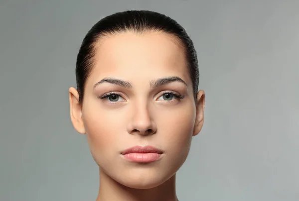 Mujer Joven Con Cejas Naturales Sobre Fondo Gris — Foto de Stock