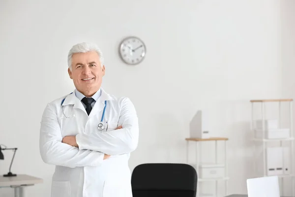 Retrato de médico masculino — Fotografia de Stock