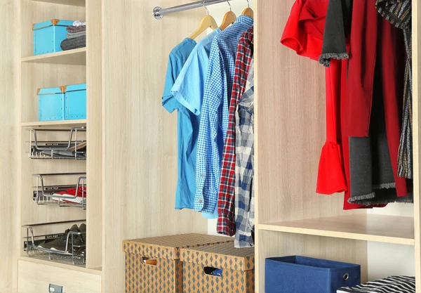 Büyük dolap dolap farklı kıyafetler ve ayakkabılar