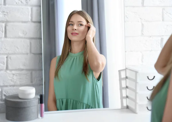 Joven Hermosa Mujer Mirando Espejo Interior —  Fotos de Stock