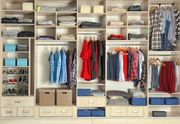 Großer Kleiderschrank Mit Verschiedenen Kleidungsstücken Schuhen Und Hausrat — Stockfoto