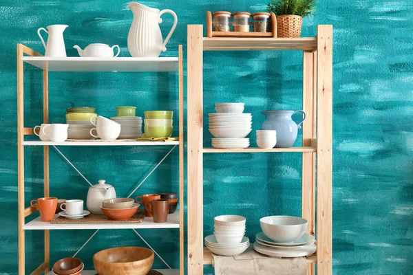 Renk duvar arka plan üzerinde yemekleri ile raf mutfak