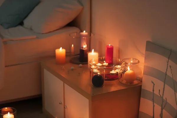 Άνετο Υπνοδωμάτιο Διακοσμημένο Αναμμένα Κεριά — Φωτογραφία Αρχείου