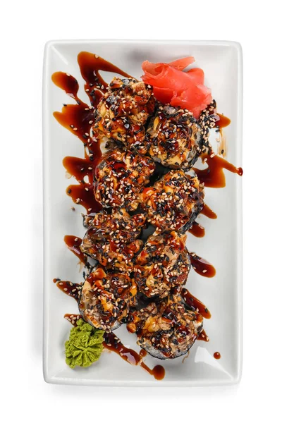 Beyaz arka plan üzerinde üstten görünüm lezzetli maki ile plaka rulo