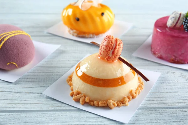 Ahşap arka plan üzerinde çeşitli lezzetli kek