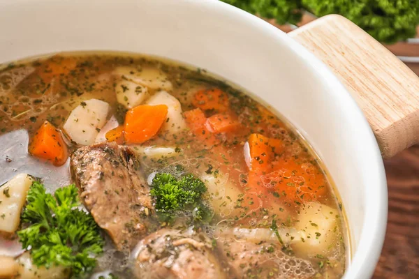 Haşlanmış et, closeup ile seramik tencere