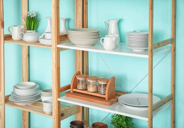 Кухонні Стелажі Посудом Кольоровому Тлі Стін — стокове фото