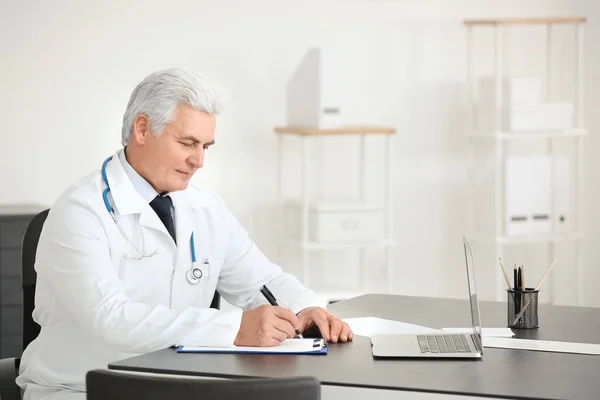 Médico preenchimento formulário de candidatura — Fotografia de Stock