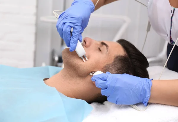 Hombre en tratamiento de microcorriente — Foto de Stock