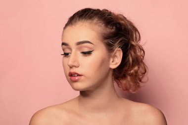 Renk arka plan üzerinde güzel kaşları olan kadın