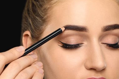 Kaş düzeltme prosedüründen geçen genç bir kadın, yakın plan.