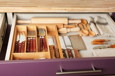 Çatal bıçak takımı ve mutfak eşyaları çekmecede kümesi