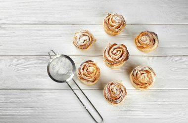 Rose masada elma doldurma ve şeker tozu ile pasta şeklinde