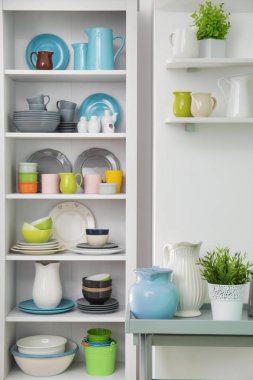 Renkli seramik dishware kapalı beyaz depolama standı