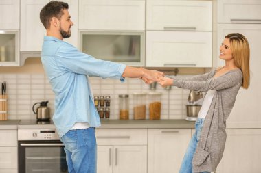 Mutfakta dans eden mutlu çift.