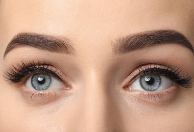 Düzeltme, closeup sonrasında güzel kaşları olan kadın