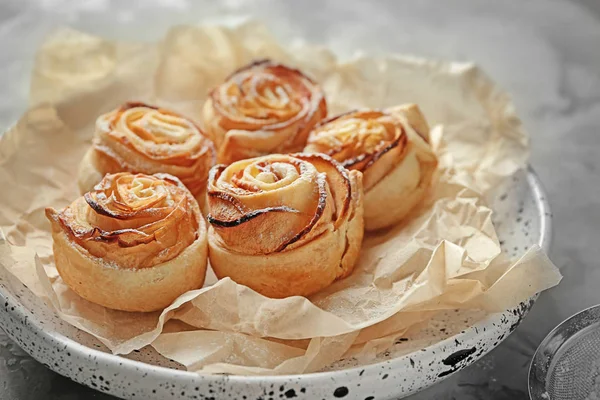 Puf böreği masada, closeup elma gül ile plaka