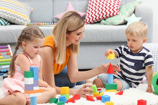Young Woman Cute Children Playing Constructor Floor Home — Stock Photo, Image