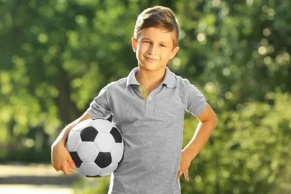 Rapaz Bonito Com Bola Futebol Parque — Fotografia de Stock