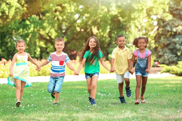 Bambini Piccoli Carini Che Giocano Nel Parco — Foto Stock