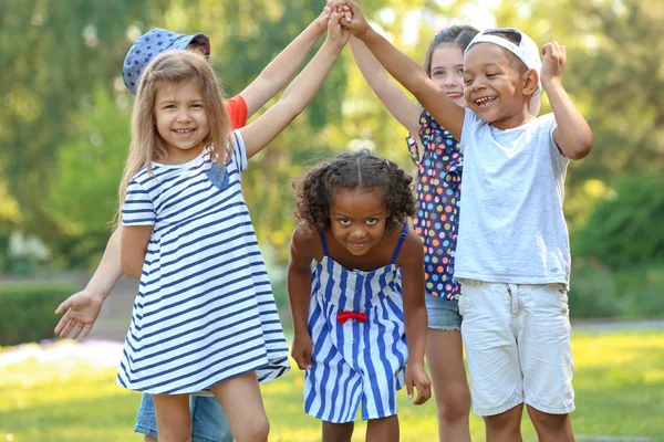 Petits Enfants Mignons Jouant Extérieur — Photo