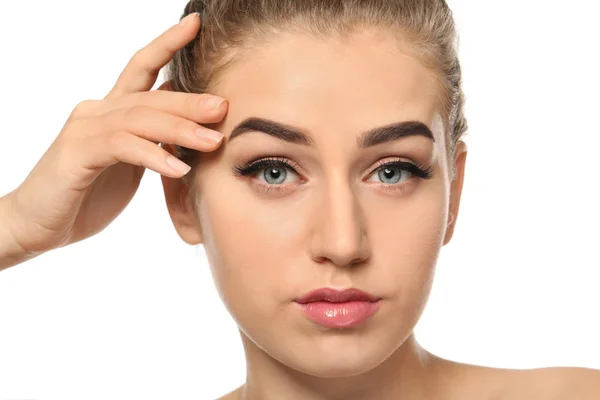 Mujer Joven Con Hermosas Cejas Sobre Fondo Blanco Primer Plano — Foto de Stock