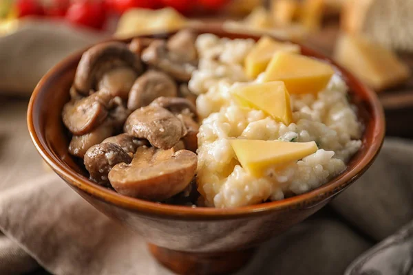 Skål Med Risotto Och Svamp Bord Närbild — Stockfoto