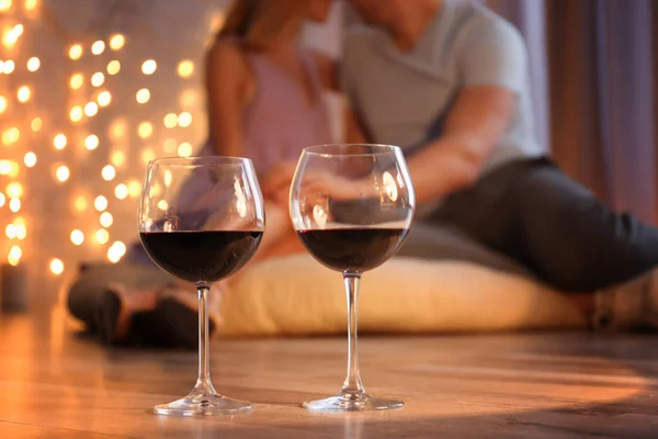 Copas Vino Tinto Borrosa Pareja Amorosa Fondo —  Fotos de Stock