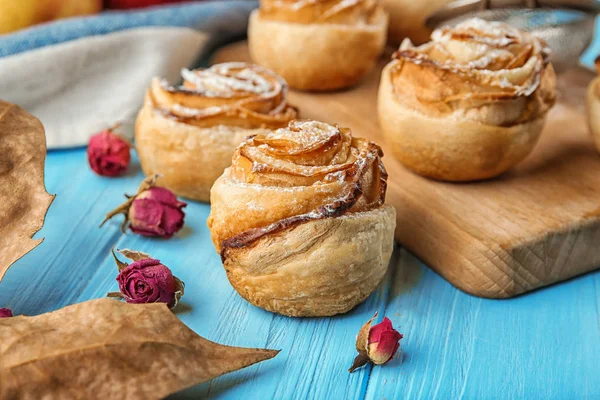 Pasticceria Forma Rosa Con Ripieno Mele Sul Tavolo — Foto Stock