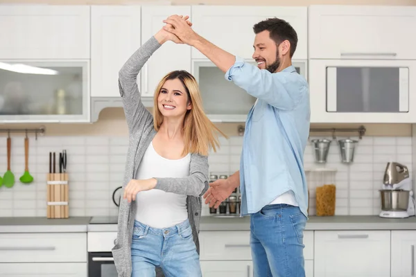 Pareja Feliz Bailando Cocina —  Fotos de Stock