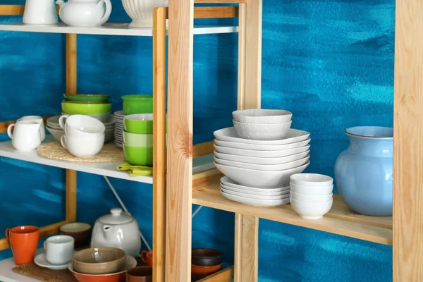 Estantería Cocina Con Platos Sobre Fondo Pared Color —  Fotos de Stock