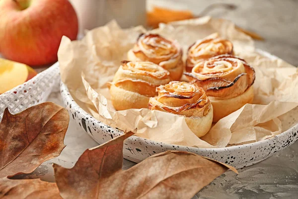 Plaat Met Apple Rozen Uit Bladerdeeg Tafel — Stockfoto