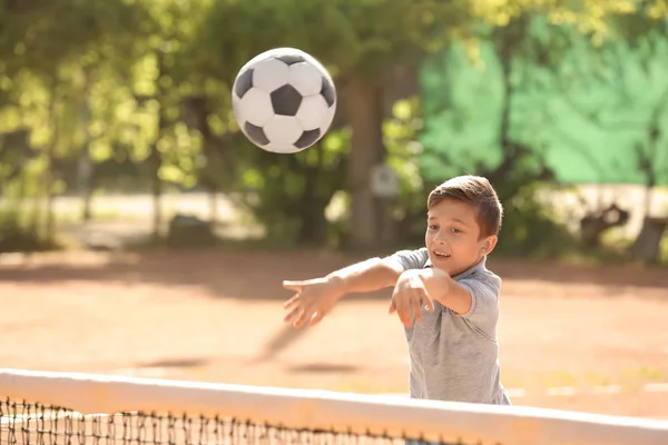 Schattig Kind Spelen Sport Grond Buitenshuis — Stockfoto